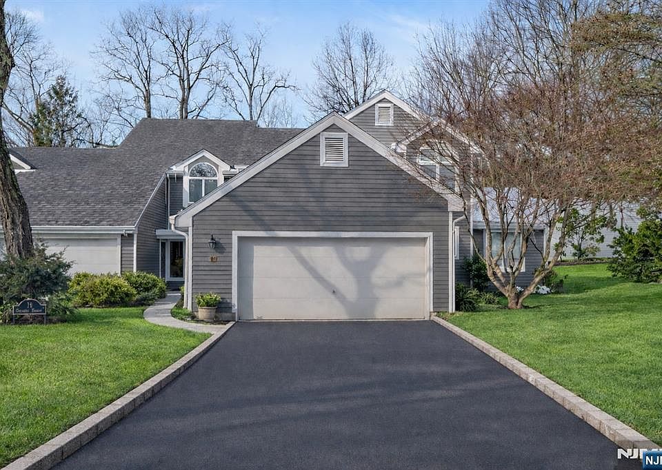 1st image of 19 Crescent Hollow Ct