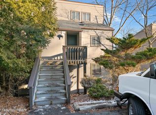141 Cross Country Ln, Tannersville, PA 18372