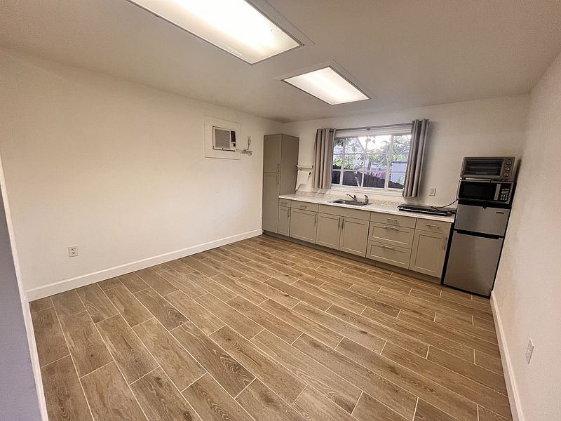2nd image of 3016 Amherst Ave