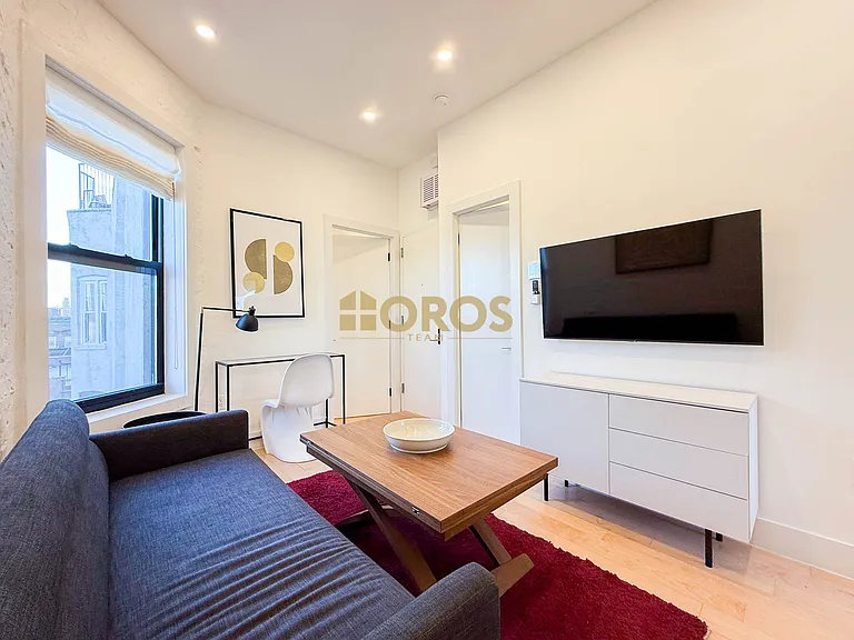 322 E 11th St #18 — Photo 4