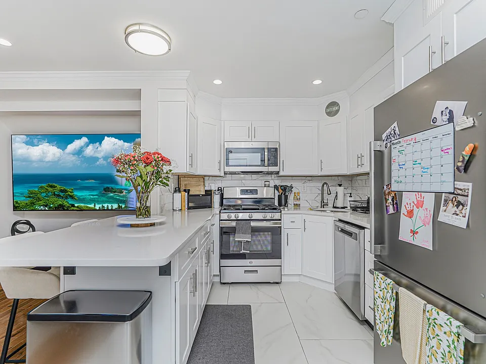 4132 Victory Blvd #2