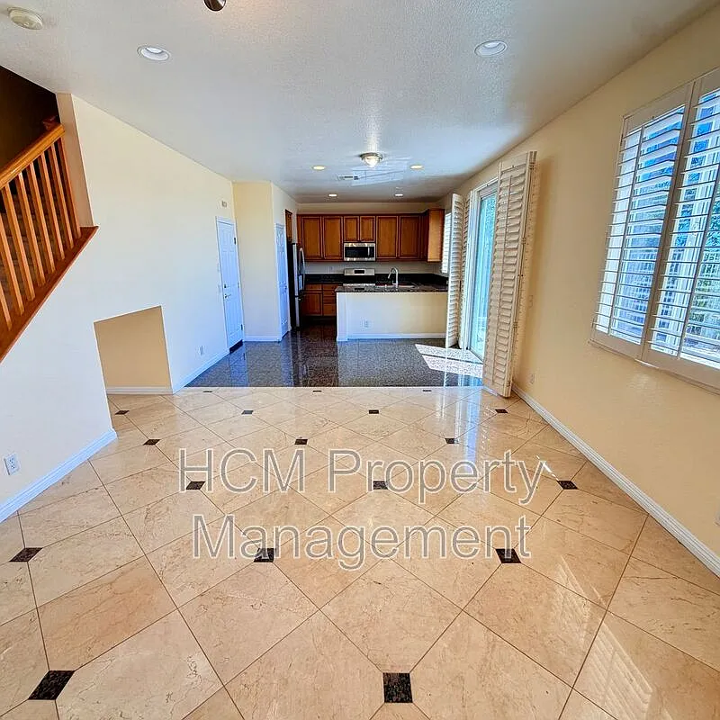 4 bed, 3.0 bath, 2000 sqft, $4,899 — Photo 4