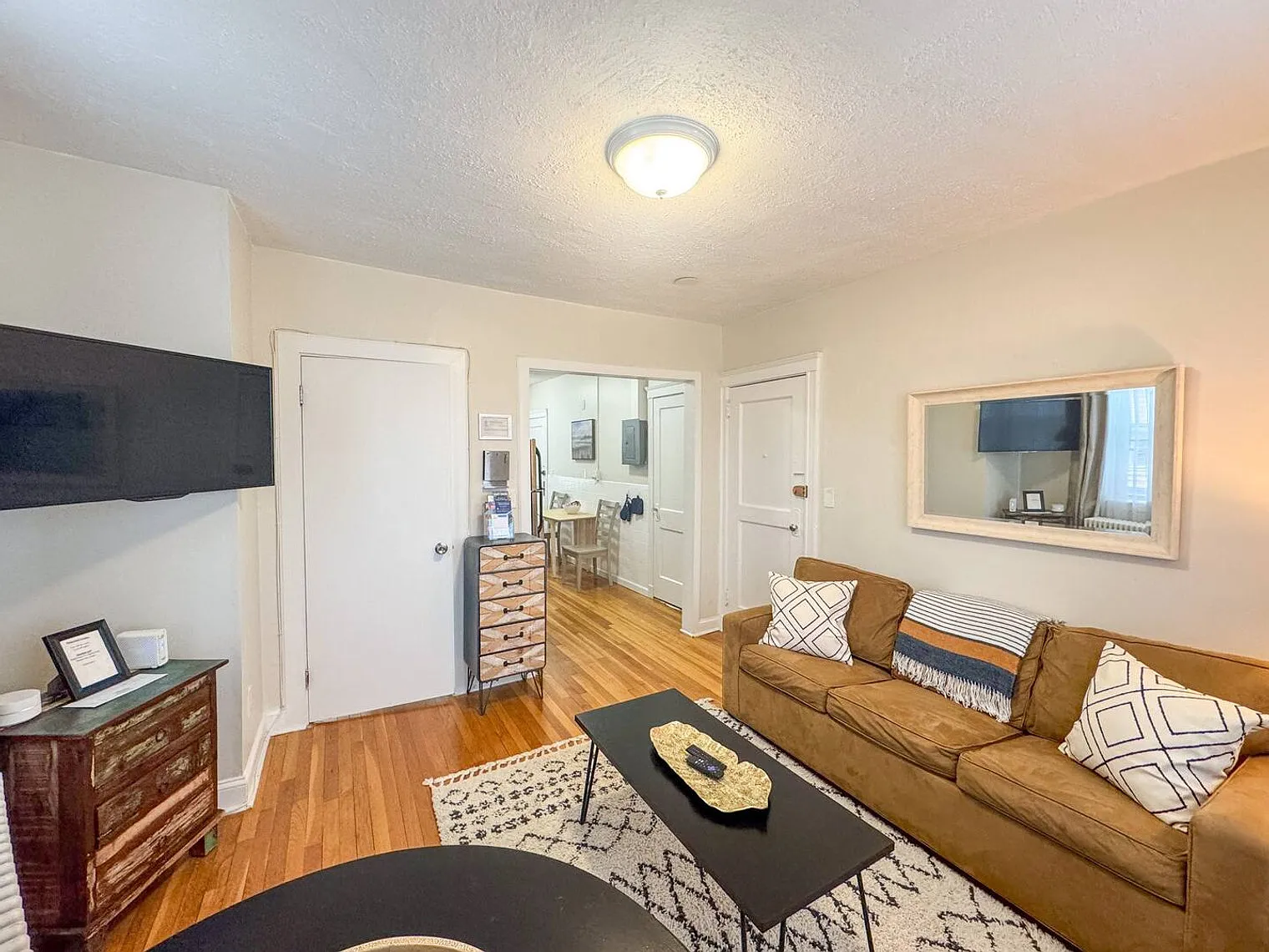 1 bed, 1.0 bath, 495 sqft, $4,560 — Photo 2