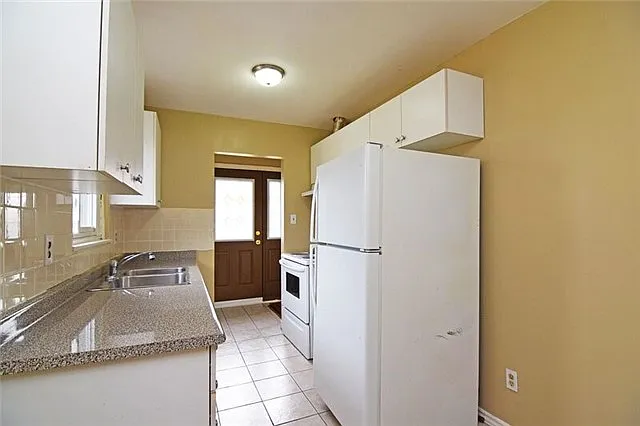 32 Whiteleas Avenue Toronto — Photo 2