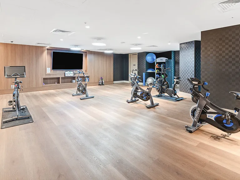 Cycle-spinning room with digital large-screen