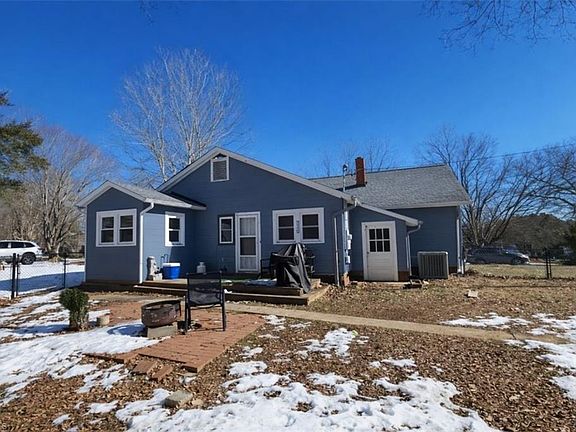 2nd image of 124 Deer Haven Ln