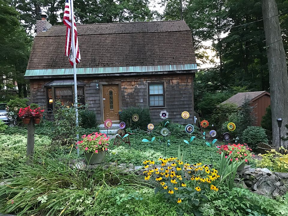 2nd image of 267 Great Hill Rd