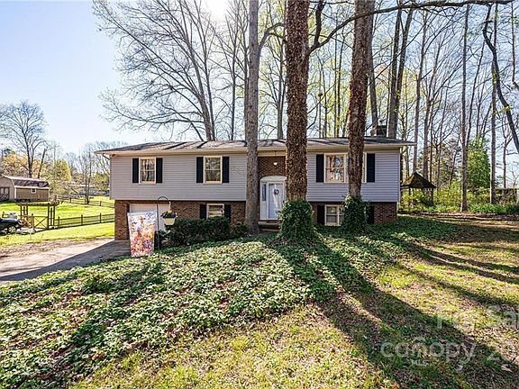 2nd image of 1028 Autumn Ln