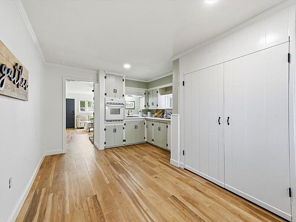 5th image of 112 Kendall St