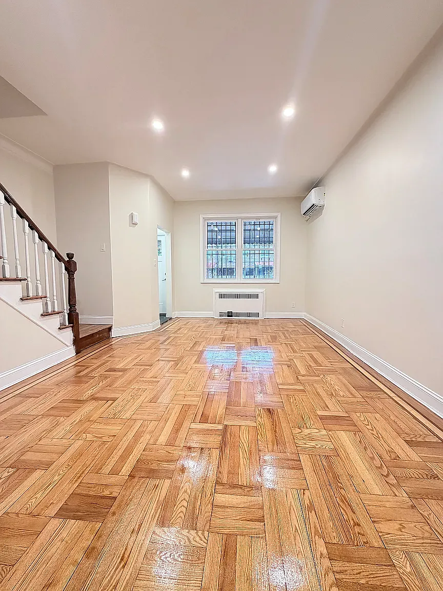 33 East 54th Street — Photo 1