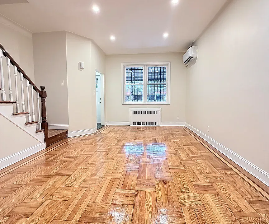 33 E 54th St #1
