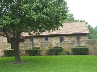 701 Robinhood Ln, Bedford, TX 76021