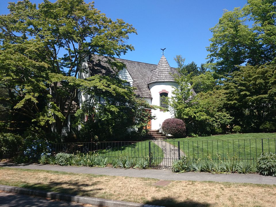 2nd image of 5560 NE Ambleside Rd