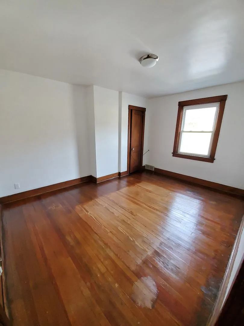 Available NOW! 3 Bedroom home with fenced in yard! — Photo 4