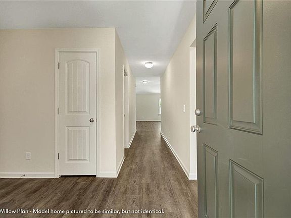 4th image of 220 Roswell Dr E