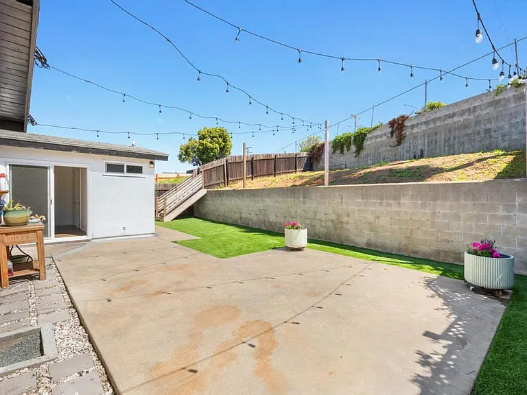 1007 Winston Dr — Photo 27