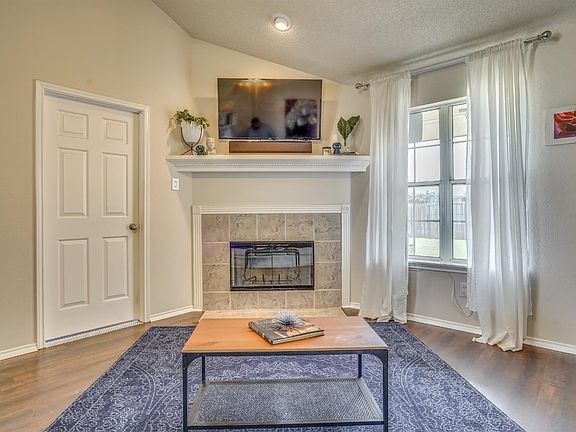 5th image of 8108 Seguin Ave