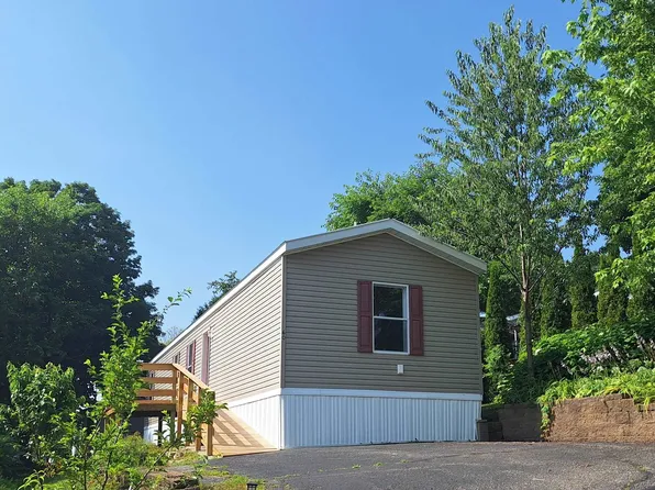 60 Apple Hill Dr, Blue Mounds, WI 53517