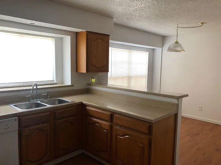 2021 Meadow Park Dr — Photo 2