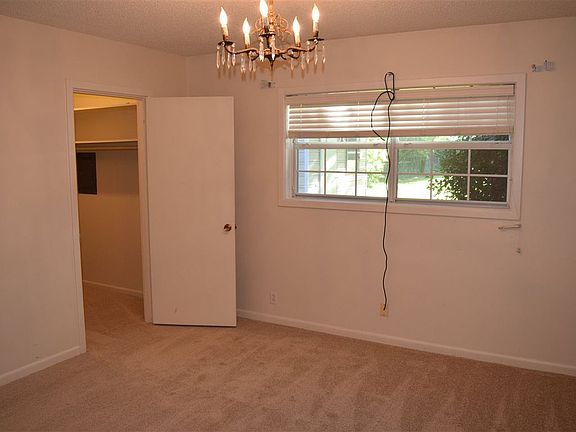 5th image of 7 Holiday Ln