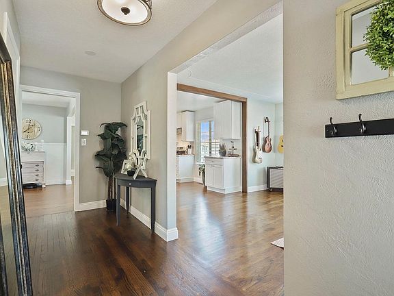 5th image of 542 Saint Claire Dr