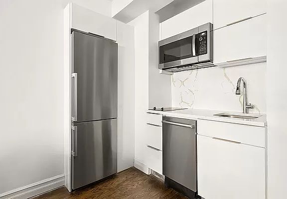 4th image of 320 E 42nd St APT 213