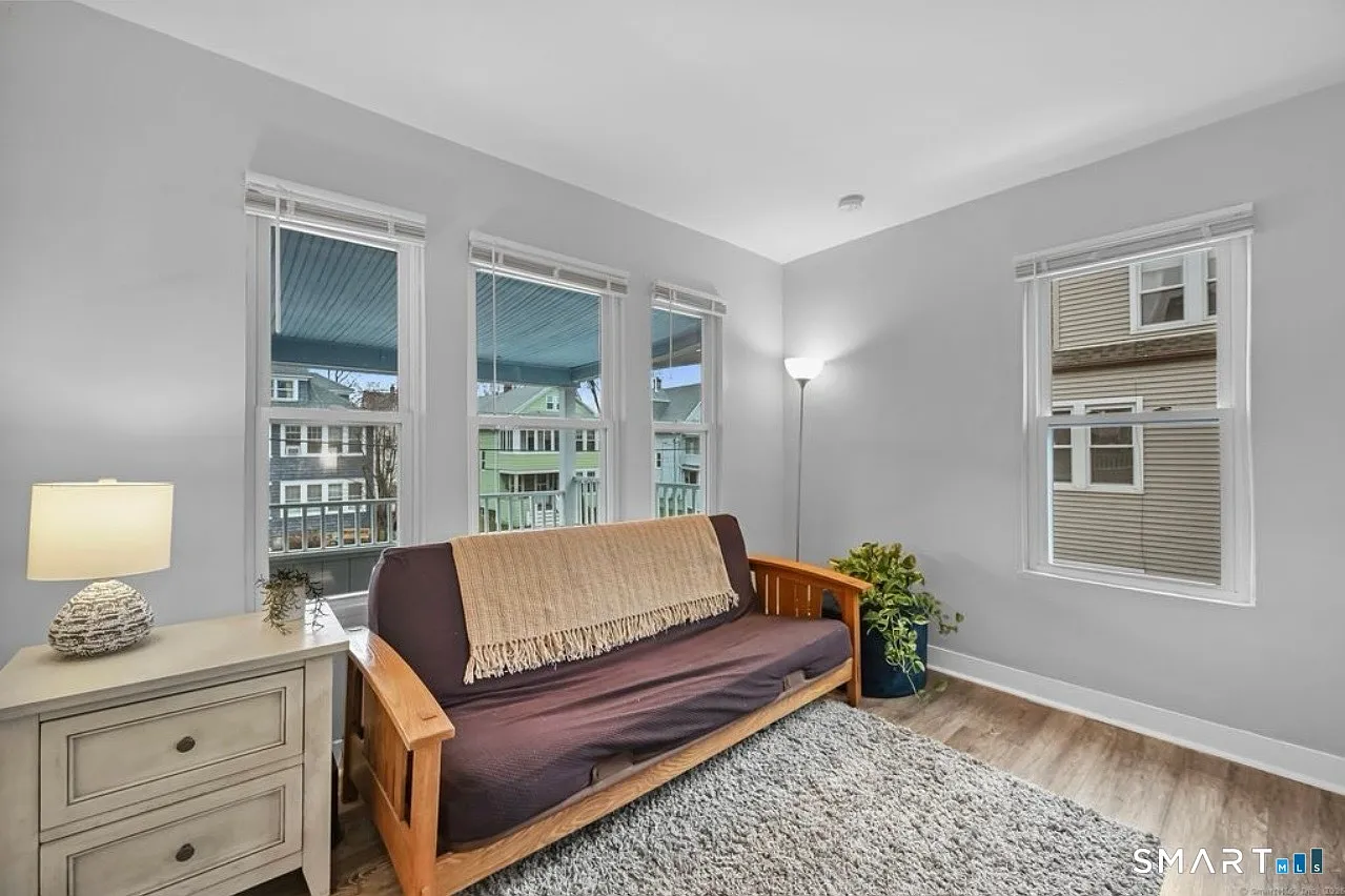 3 bed, 1.0 bath, 925 sqft, $2,400 — Photo 2