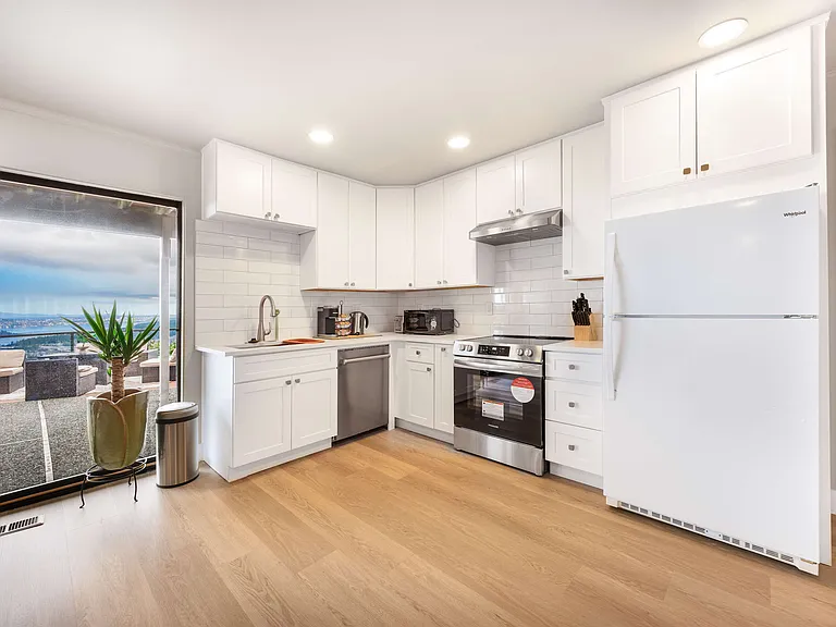 This bright and airy kitchen offers scenic views while you cook. Thoughtfully stocked with all essentials, including a coffee station, blender, and high-quality cookware, making meal prep a breeze.