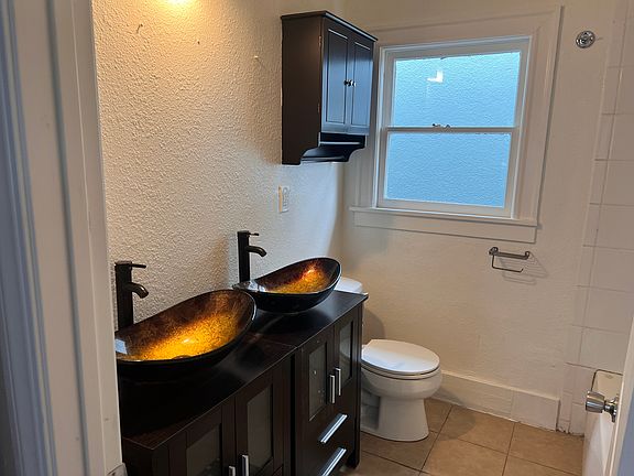 Bathroom. double sink large tub.