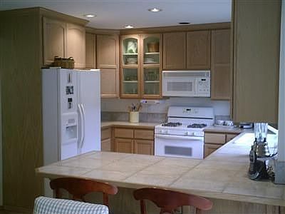 Tiled kitchen w/eating bar