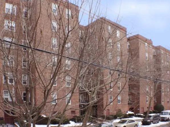 2461 East 29th Street image 1 of 8