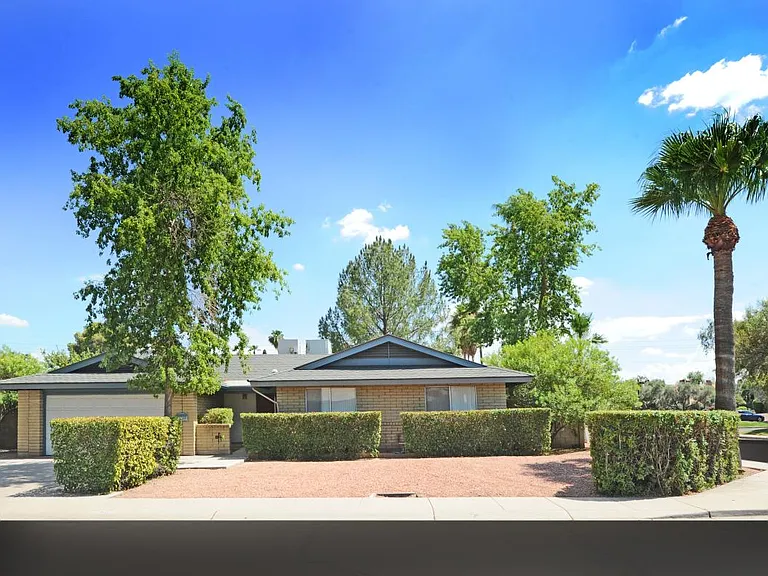 2405 E Huntington Dr — Photo 3