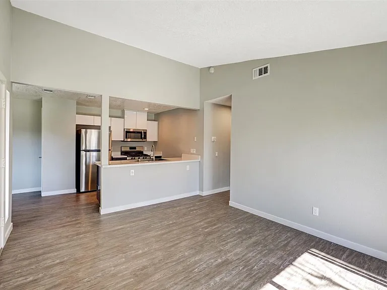 The James Apartments — Photo 13