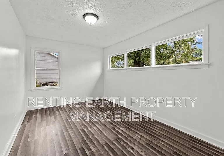 341 Chisholm St — Photo 9