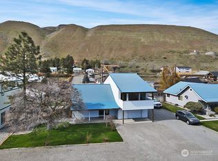 146 W Warren Ave, Pateros, WA