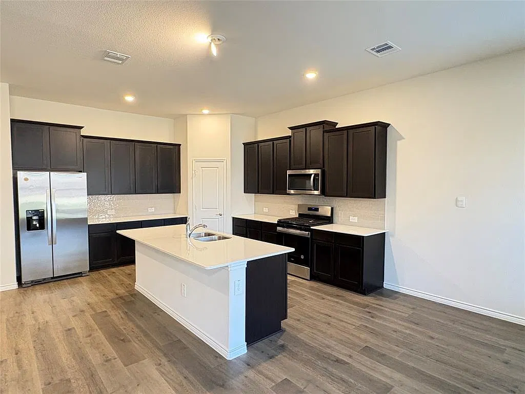 4 bed, 2.0 bath, 2033 sqft, $2,300 — Photo 3
