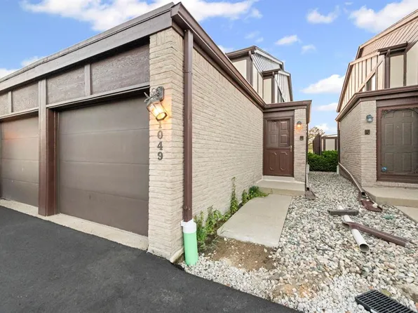 1049 Country Club Dr, Saint Clair Shores, MI 48082