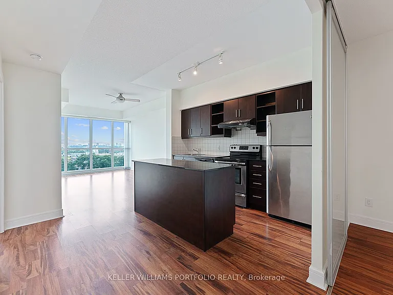 35 Brian Peck Cres #910 — Photo 4