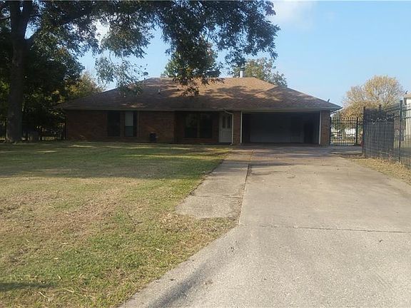 3rd image of 2401 Lakeview Ln