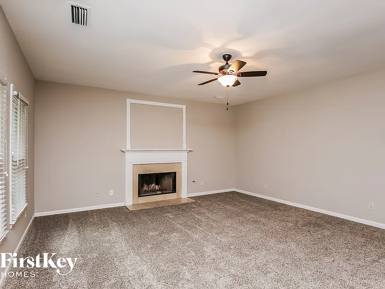 3215 Maple Terrace Dr — Photo 2