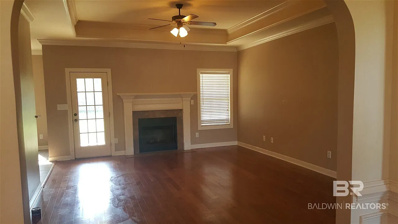 3 bed, 2.0 bath, 1840 sqft, $2,000 — Photo 3