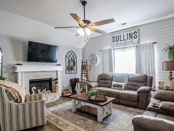 3rd image of 208 Brittany Ln
