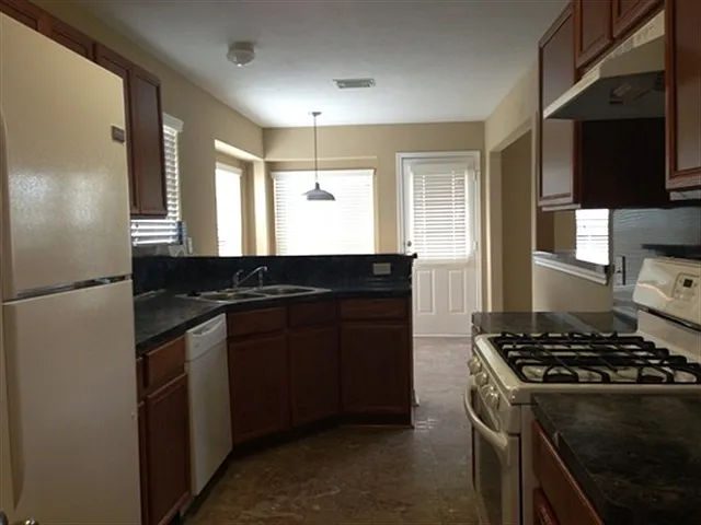 4 bed, 2.0 bath, 1679 sqft, $1,975 — Photo 3