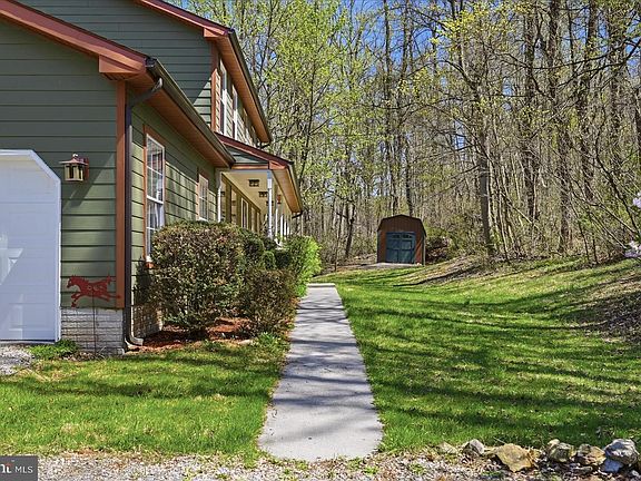 3rd image of 22009 Blue Ridge Mountain Rd