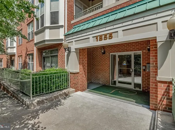 1855 Stratford Park Pl APT 302, Reston, VA 20190