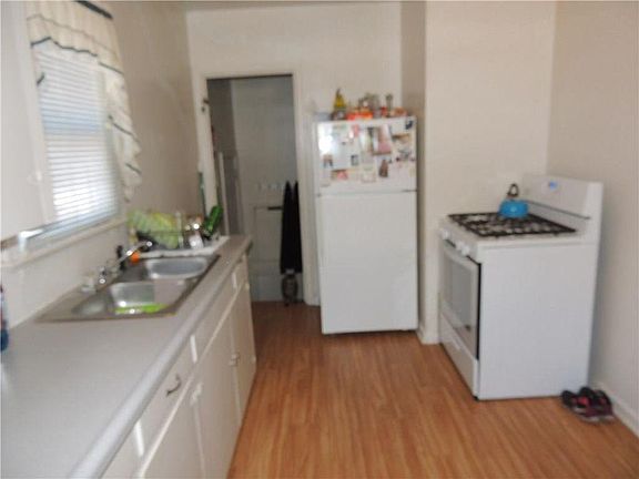 3rd image of 823 N 25th St