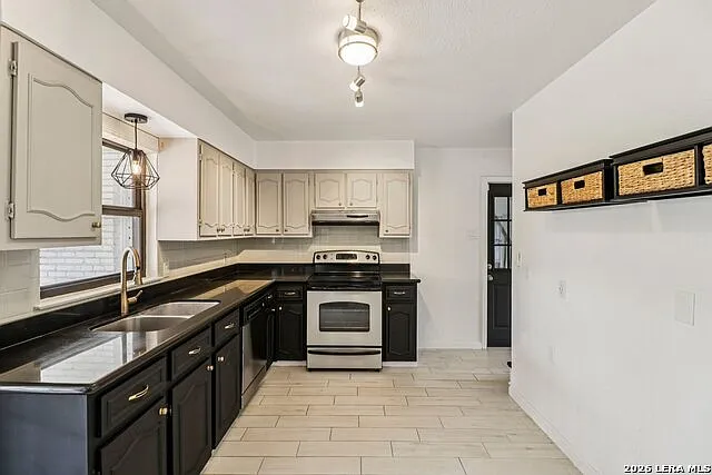 302 Weathercock Ln — Photo 8