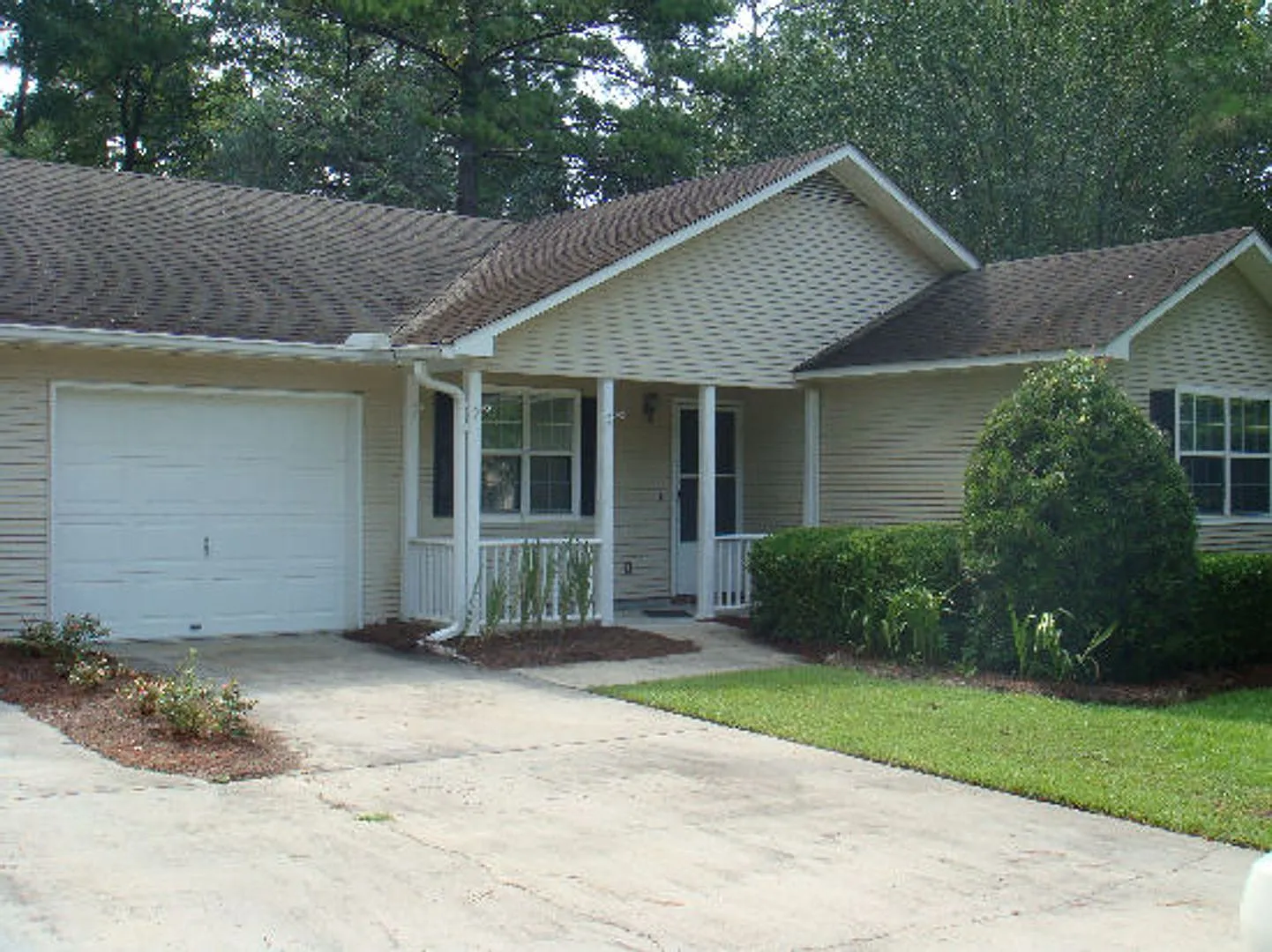 Three Bedroom, Two Bath Duplex — Photo 3