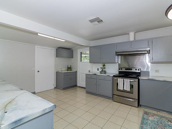 3rd image of 207 Woodcrest Cir