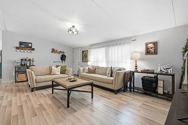4 bed, 2.0 bath, 1872 sqft, $1,700 — Photo 4